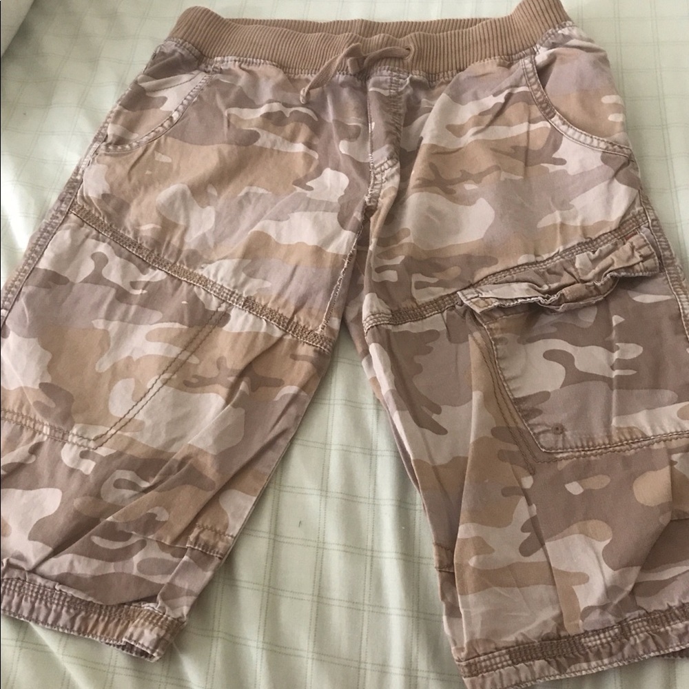 Men’s Cargo Camo print shorts size 16-18